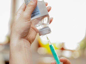 Забор вакцины шприцом из бутылочки